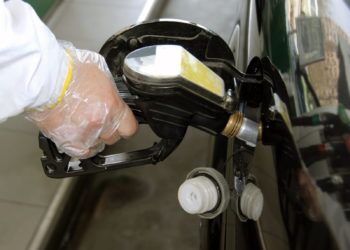 Benzinflecken entfernen - So geht´s